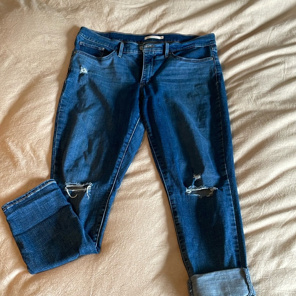 Levi jeans. W33 L30. Medium wash.